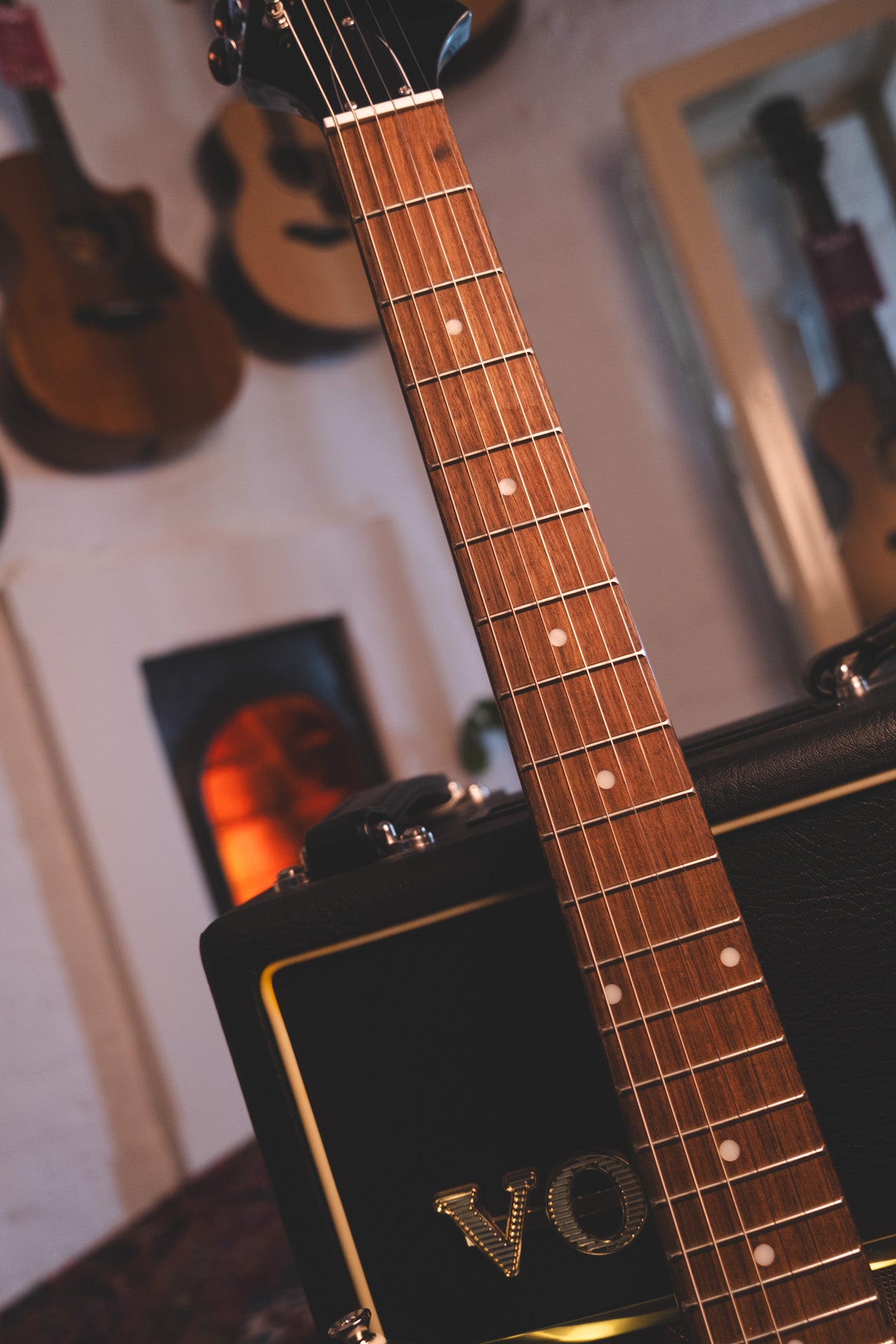 Epiphone 150th Anniversary Wilshire, Pacific Blue Indian Laurel Fingerboard with Dot Inlay