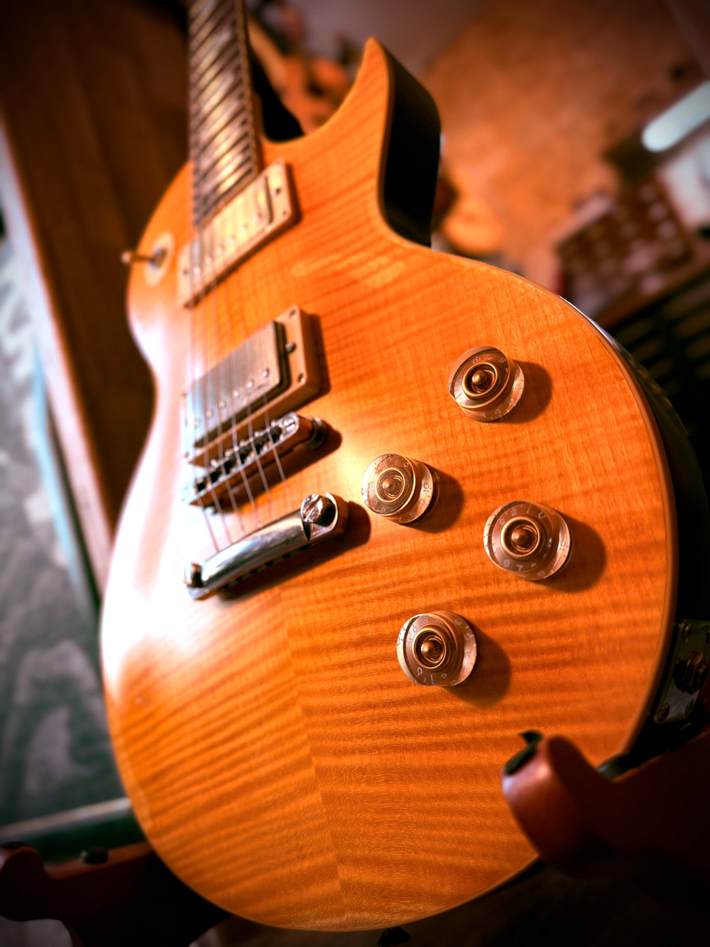 PRE-LOVED Vintage V100 Iconic Distressed Lemon Drop.