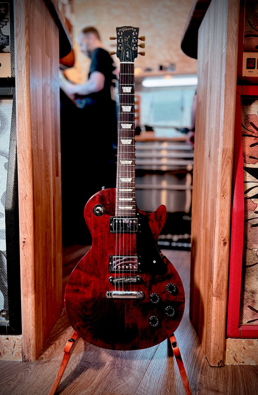 PRE-LOVED Gibson Les Paul Studio Wine Red.