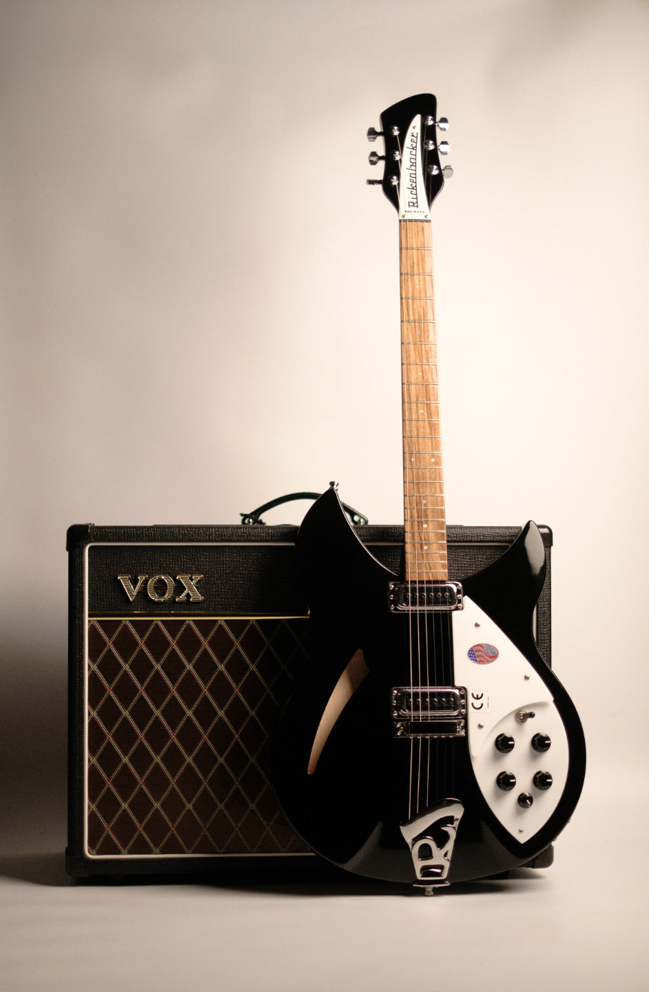 ギター Rickenbacker 330 Jetglo GUITARRA SEMI-ACÚSTICA RICKENBACKER 330 JETGLO - AT PROAUDIO