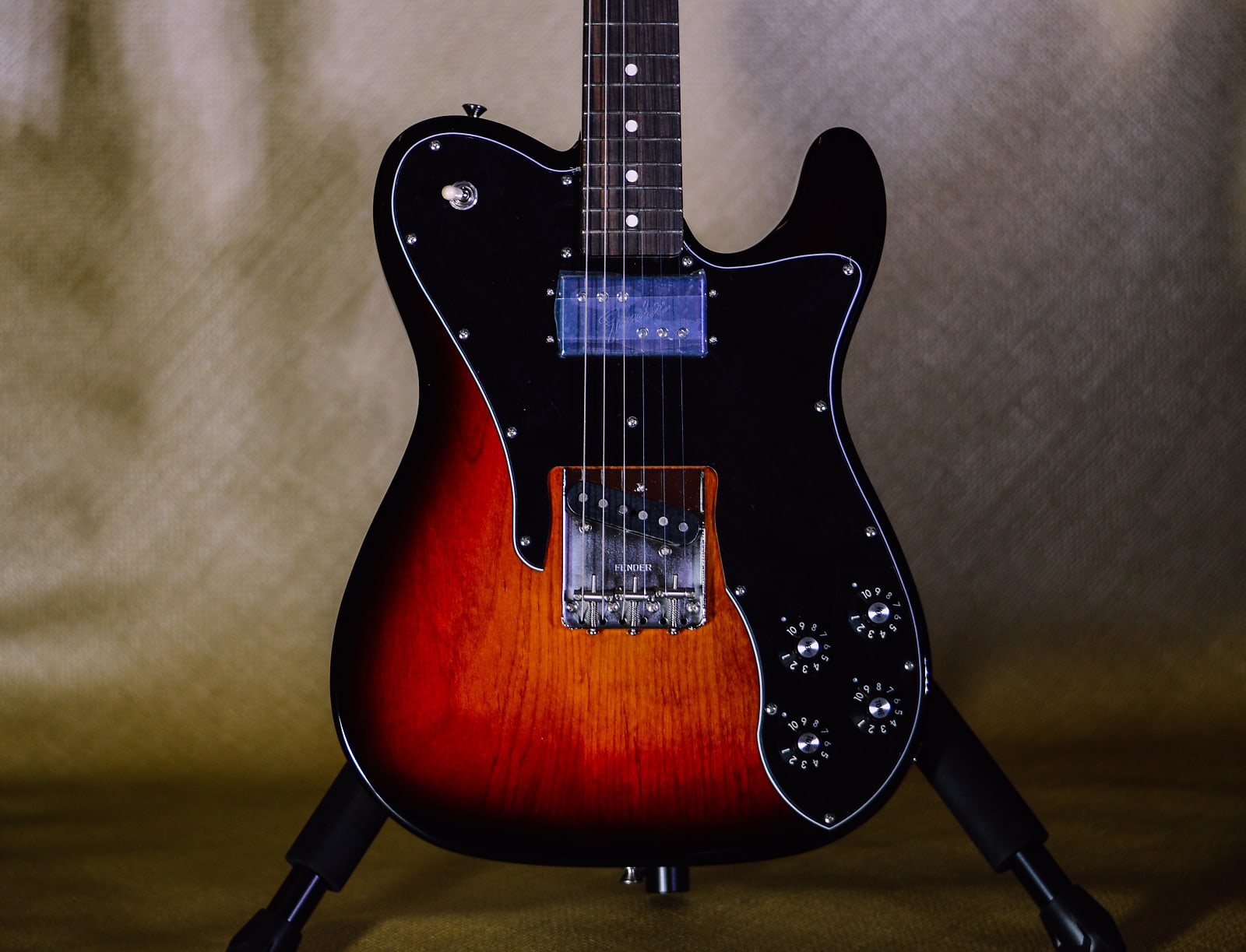 Fender American Original 70s Telecaster Custom 3-Color Sunburst front body