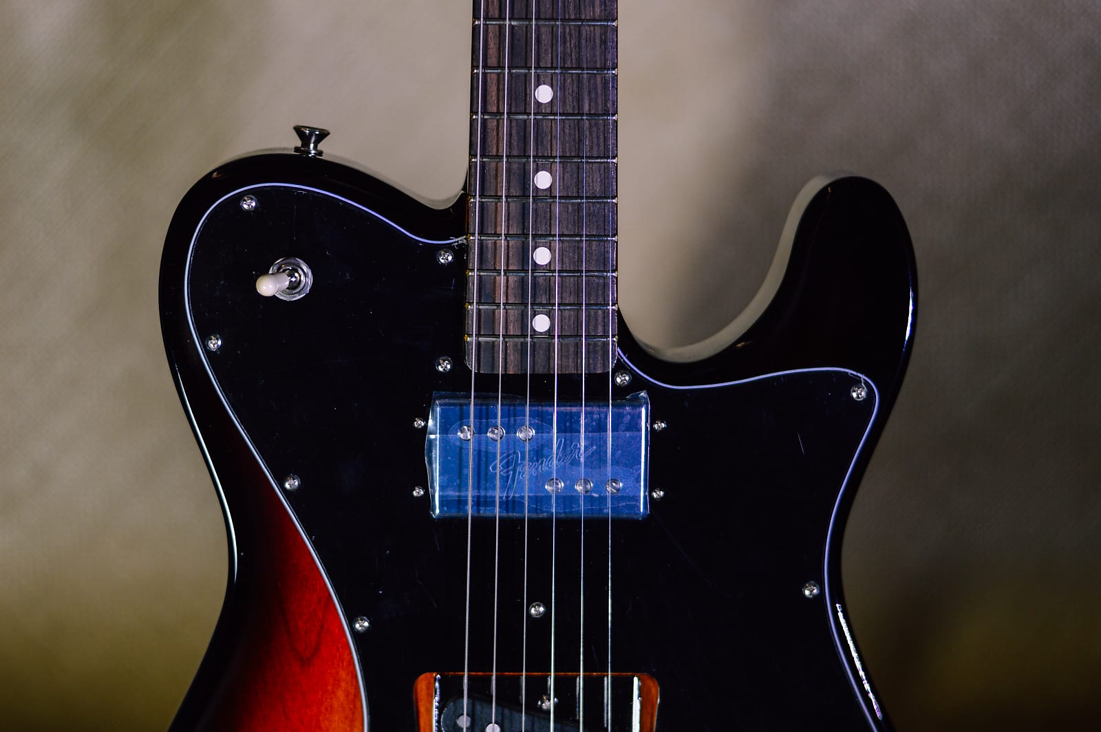 Fender American Original 70s Telecaster Custom 3-Color Sunburst cutaway